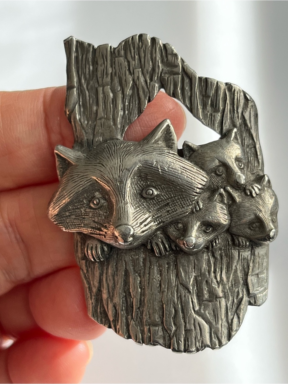 🦝 Vintage Signed ©JJ Raccoon Family Tree Trunk Brooch 🌲✨